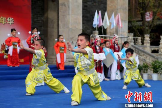 图为，武汉市硚口“戏曲进校园”嘉年华现场 柳中 摄