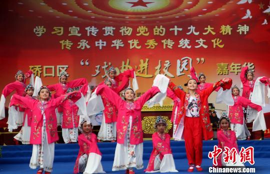 图为,武汉市硚口“戏曲进校园”嘉年华现场 柳中 摄 图为,武汉市硚口“戏曲进校园”嘉年华现场 柳中 摄
