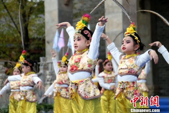 图为，武汉市硚口“戏曲进校园”嘉年华现场 柳中 摄